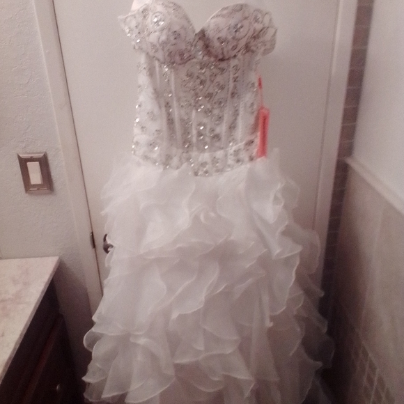 Wedding dress - Picture 1 of 2